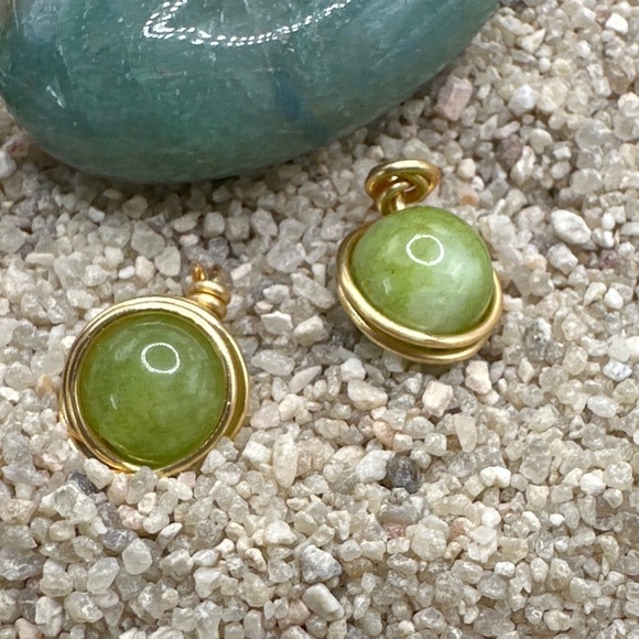 Peridot dainty gold stud earrings /August birthstone - Picture 2 of 7